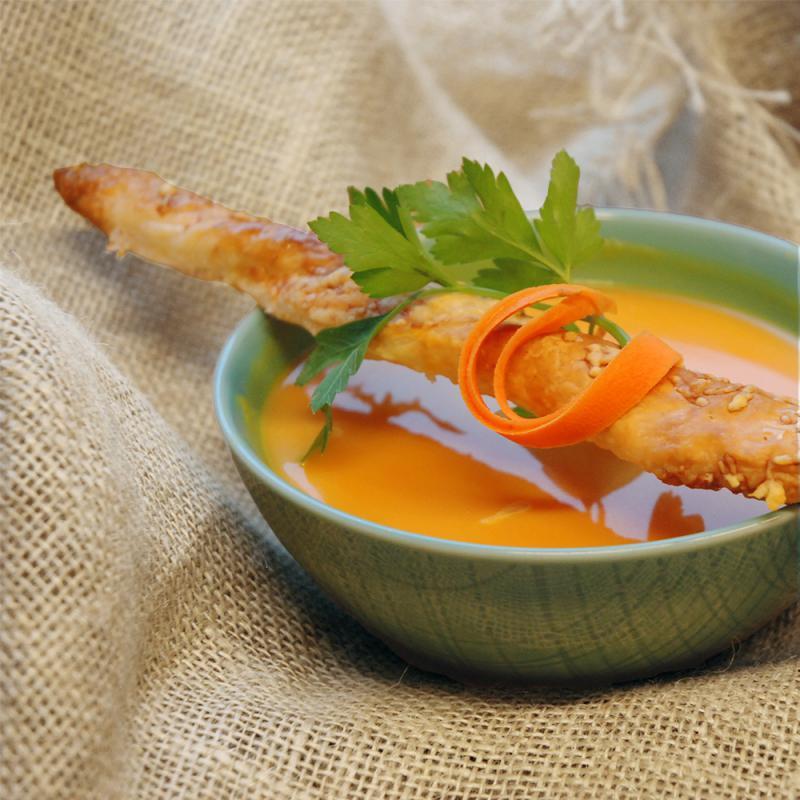 Karotten-Ingwer-Suppe mit Orangen und Knusperstangen | Rezept Biohof ...