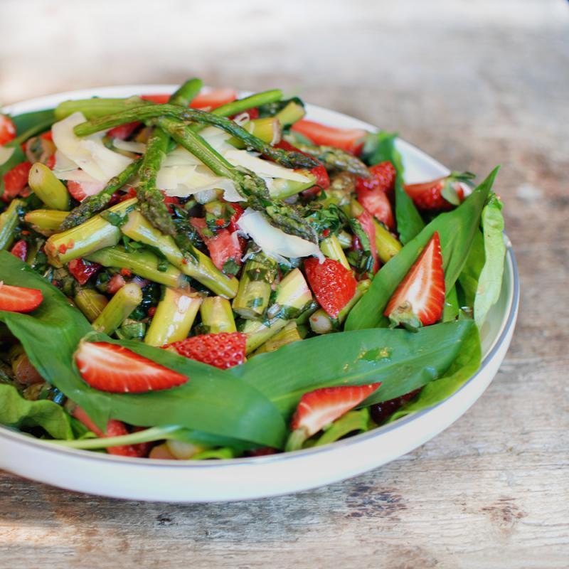 Grüner Spargelsalat mit Erdbeeren &amp; Bärlauch | Rezept Biohof Achleitner